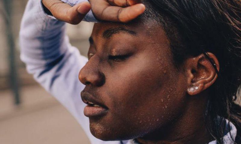 Une personne souffrant des effets de la chaleur
