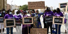 Manifestation du Collectif des féministes du Sénégal contre les violences faites aux femmes, le 3 juillet 2021, place de l’Obélisque, à Dakar © SEYLLOU-AFP