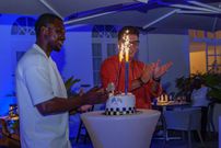 Red Bull célèbre la victoire de Verstappen avec des passionnés de Formule 1 à Abidjan