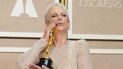 Jamie Lee Curtis with her award at the 2023 Oscars.Jordan Strauss/Invision/AP