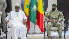 Macky Sall à gauche, Assim Goïta à droite