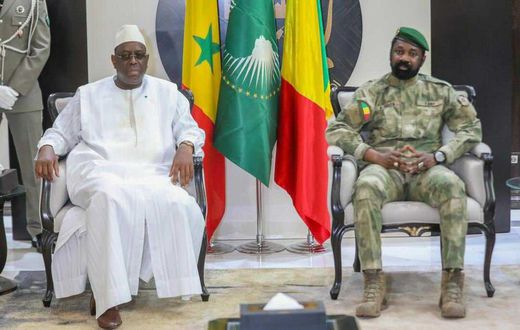 Macky Sall à gauche, Assim Goïta à droite