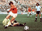 Johan Cruyff, légende des Pays-Bas, marquant contre l'Argentine lors de la Coupe du monde 1974.