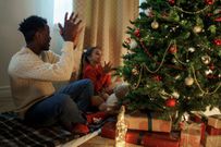 Un moment en famille sous le sapin/cottonbro studio