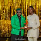 Pulse Influencer Awards 2023 : Lil Jay Bingerack remet le prix à Joshua Cooker, gagnant de la catégorie Cuisine