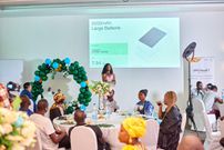 Mme Octavie, Training manager à OPPO présentant les caractéristiques du OPPO Reno8 T