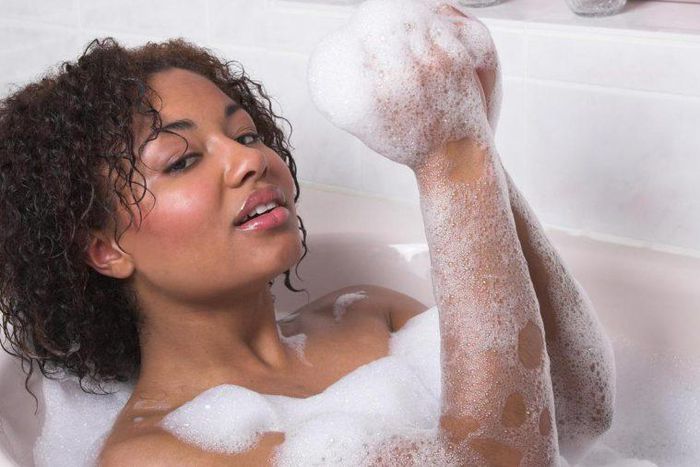 Une femme prenant son bain