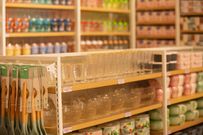 De la vaisselle et des outils de cuisine dans les rayons Miniso