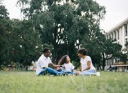 Une famille en extérieur qui discute/Agung Pandit Wiguna