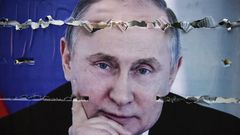 Une affiche déchirée représentant le président russe Vladimir Poutine affichée dans le nord de la ville de Mitrovica, le 9 mai 2018 — Armend NIMANI
