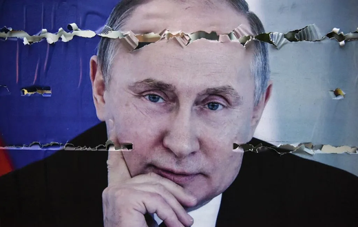 Une affiche déchirée représentant le président russe Vladimir Poutine affichée dans le nord de la ville de Mitrovica, le 9 mai 2018 — Armend NIMANI