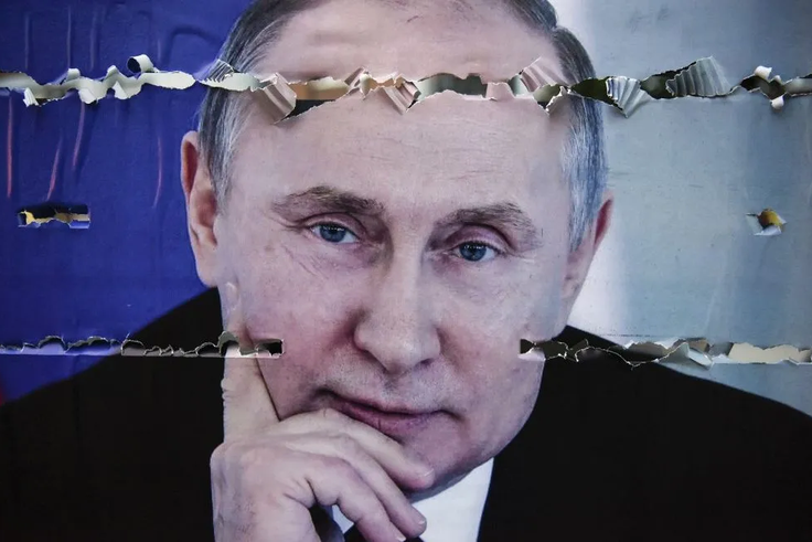 Une affiche déchirée représentant le président russe Vladimir Poutine affichée dans le nord de la ville de Mitrovica, le 9 mai 2018 — Armend NIMANI