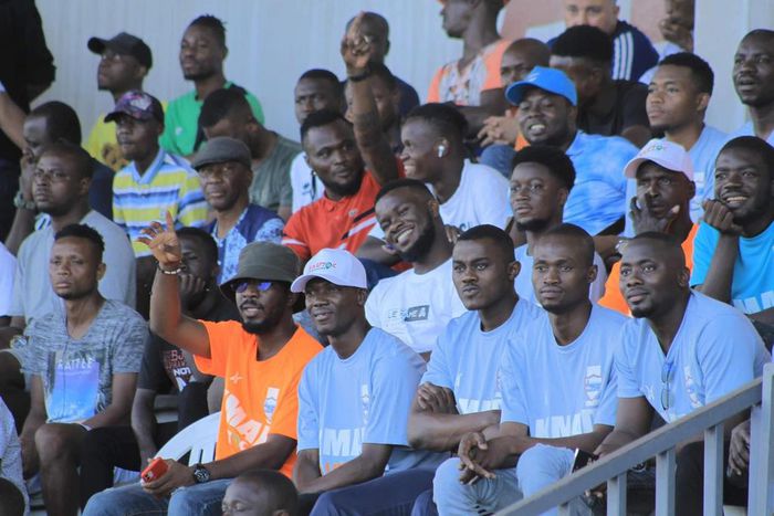 Des supporters de Lys Sassandra