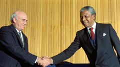 Nelson Mandela est devenu le premier président noir du pays, succédant à FW de Klerk (G).
