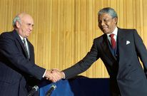 Nelson Mandela est devenu le premier président noir du pays, succédant à FW de Klerk (G).