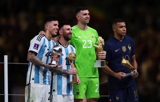 Emiliano Martinez (centre) was awarded with the goalkeeper of the tournament