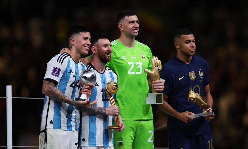 Emiliano Martinez (centre) was awarded with the goalkeeper of the tournament