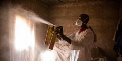 Collecte entomologique dans le village de Bana, au Burkina Faso, par les chercheurs de Target Malaria, en janvier 2017/SOPHIE GARCIA/HANSLUCAS