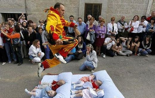 7 unusual cultures around the world. [amusingplanet]