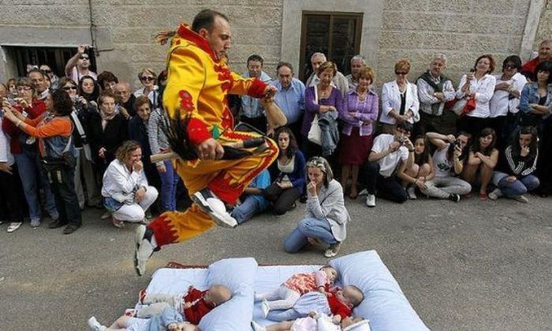 7 unusual cultures around the world. [amusingplanet]