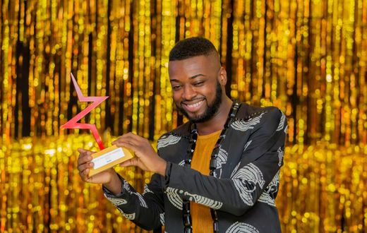 Kevine Obin reçoit le prix de la personnalité des médias de l'année aux Pulse Influencer Awards 2023
