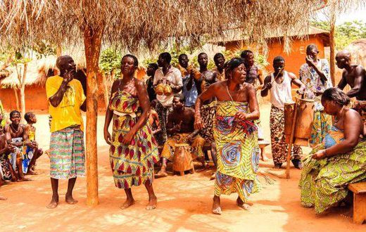 Des baoulés se réjouissant pour la fête de paquinou