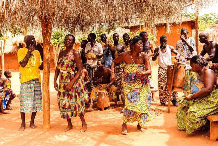 Des baoulés se réjouissant pour la fête de paquinou