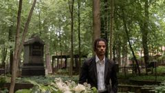 Un homme au cimetière