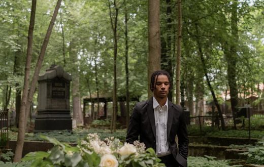 Un homme au cimetière