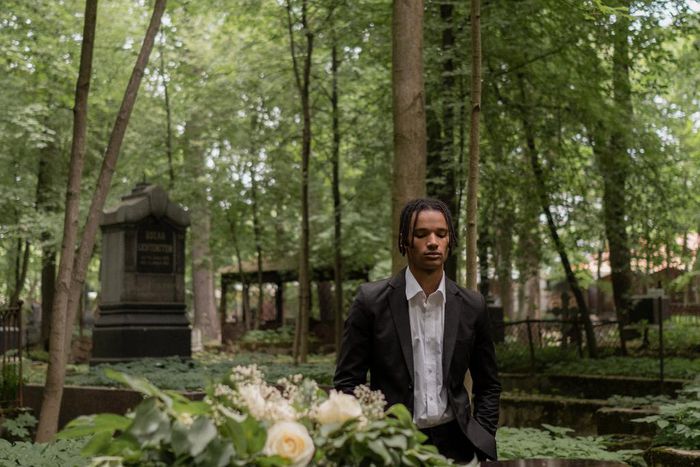 Un homme au cimetière