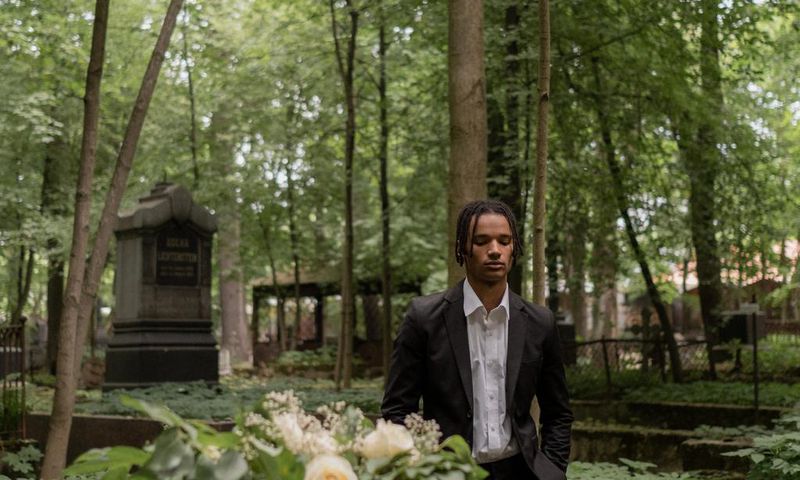 Un homme au cimetière