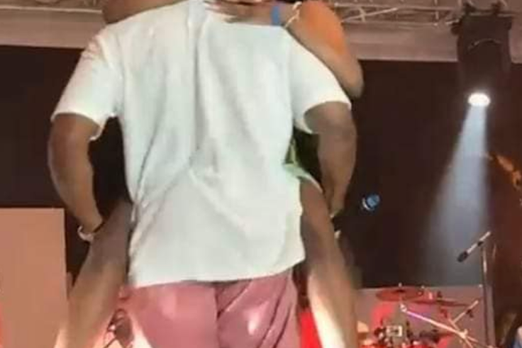 Tayc et une fan- Concert Août 2022