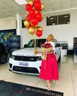Emma Lohoues devant sa Range Rover Sport