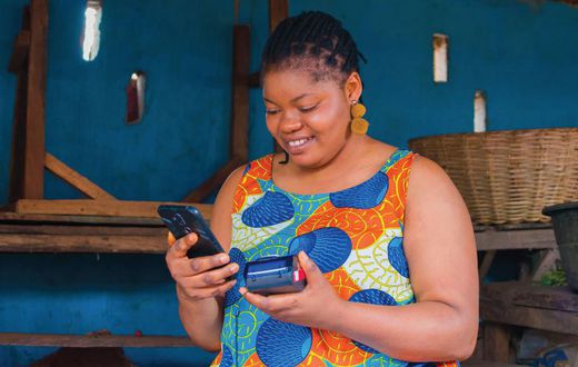 Une femme entrepreneure utilisant un appareil de paiement numérique