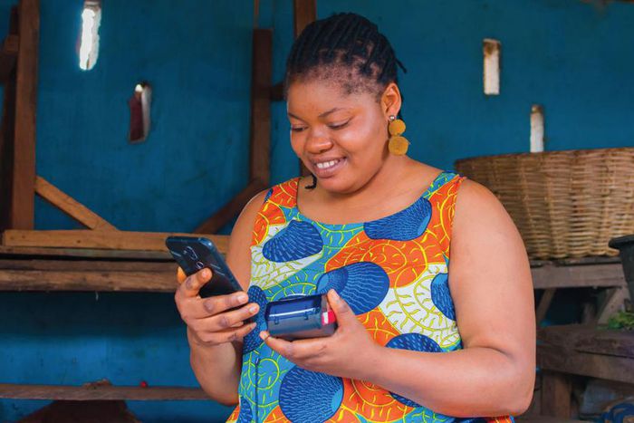 Une femme entrepreneure utilisant un appareil de paiement numérique