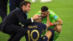 Le président Macron en train de consoler Kylian Mbappé