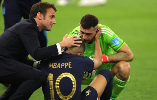 Le président Macron en train de consoler Kylian Mbappé