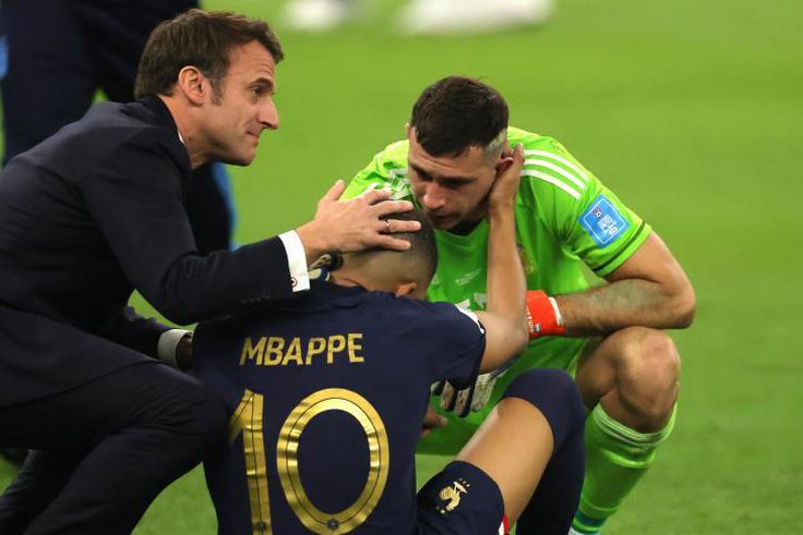 Le président Macron en train de consoler Kylian Mbappé