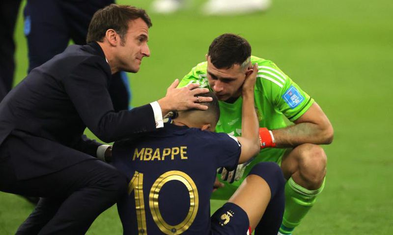 Le président Macron en train de consoler Kylian Mbappé