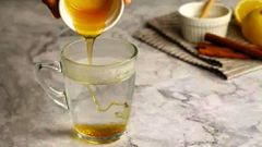 Utiliser un verre d'eau pour vérifier que votre miel est pur