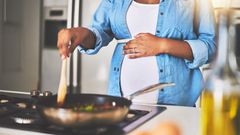 femme enceinte qui cuisine