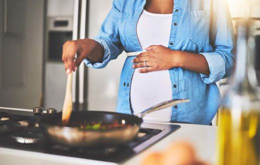 femme enceinte qui cuisine