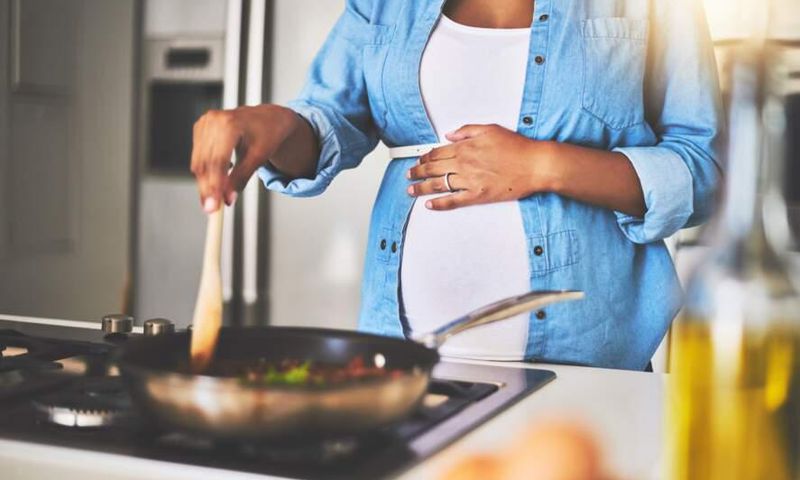 femme enceinte qui cuisine