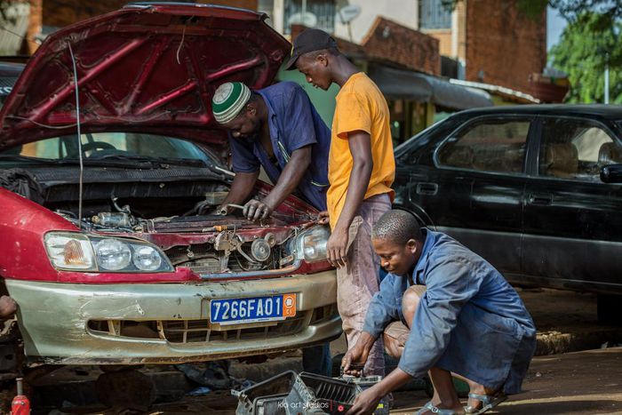 Les travailleurs de l'ombre