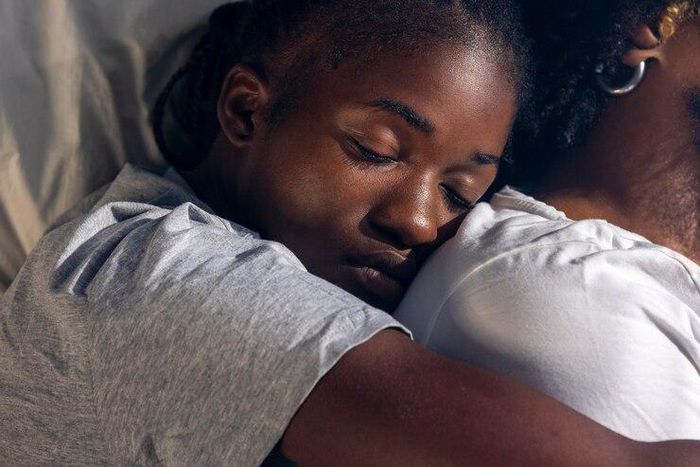 gens-plats-se-serrant-dans-lit 23-2149699121