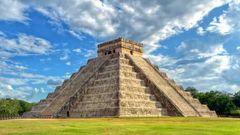 La pyramide de Kukulcán, appelée El Castillo, dans le site archéologique de Chichén Itzá, au Mexique/Premium Collection / Adobe Stock
