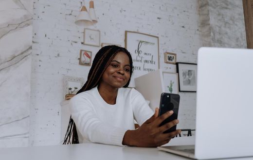 Une femme à l'ère du digital