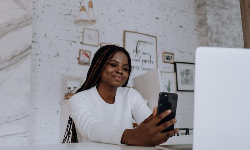 Une femme à l'ère du digital