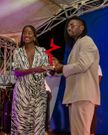 Remy Adan reçoit le trophée de l'influenceuse beauté et lifestyle pour Emmanuelle Keïta