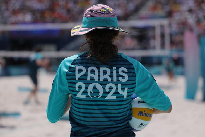 Une bénévole pendant les J.O de Paris